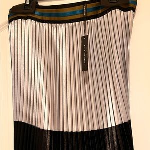 Elie Tahari Silver pleated skirt with multiple colors